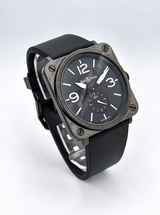Vue du côté droit de la montre Bell & Ross BRS-98, mettant en valeur la couronne et les lignes géométriques du boîtier.