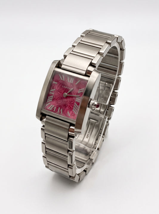 Vue du côté gauche de la Cartier Tank Française Framboise réf. 2384, présentant le profil du boîtier rectangulaire.