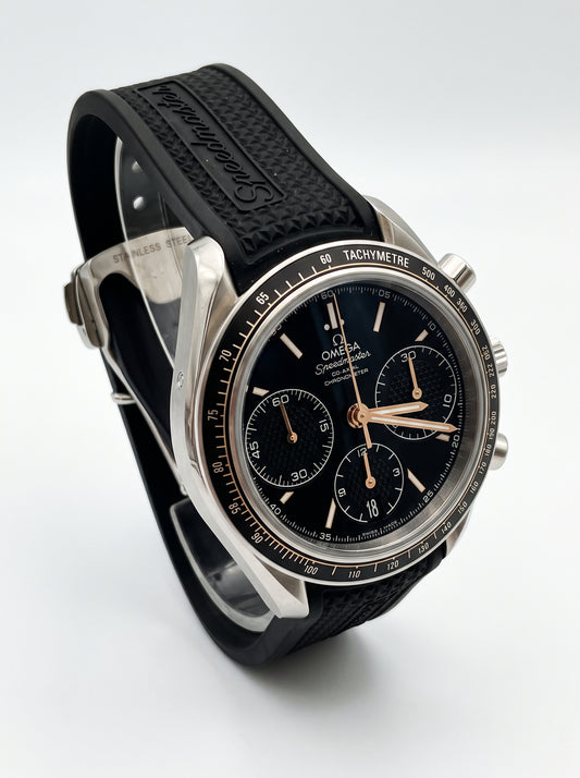 Omega Speedmaster Racing Co-Axial 326.32.40.50.01.001 sur bracelet en caoutchouc noir avec cadran noir.