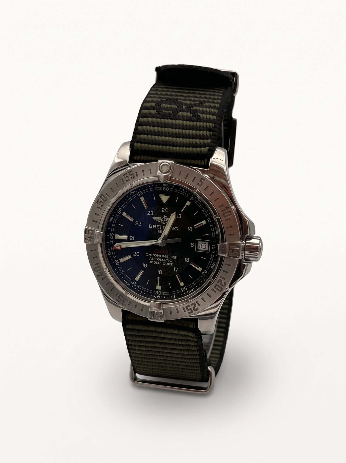 Montre Breitling Colt avec boîtier en acier, vue du côté gauche.