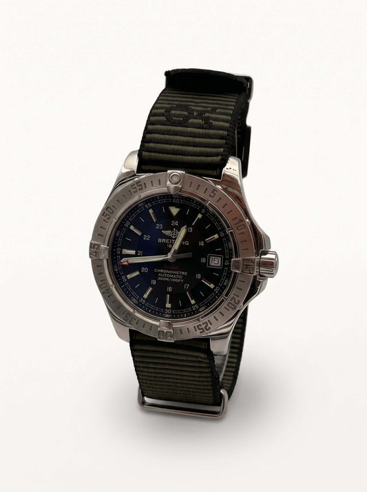 Montre Breitling Colt avec boîtier en acier, vue du côté gauche.