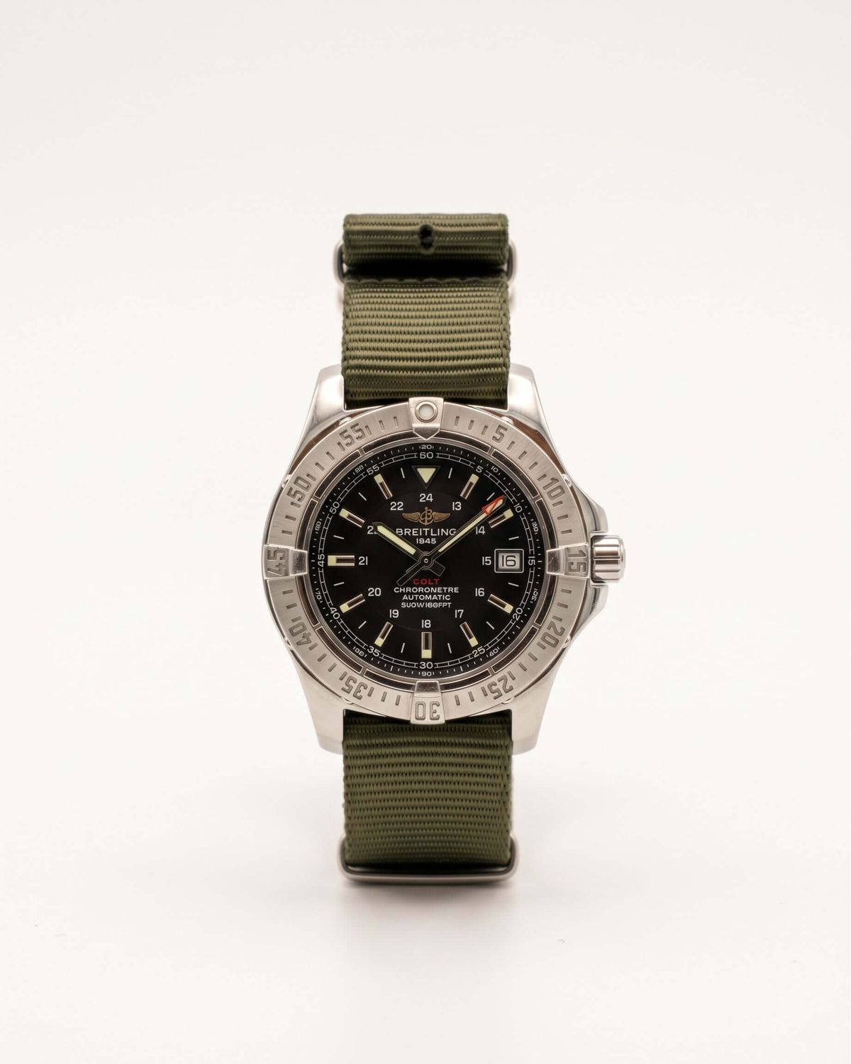 Montre Breitling Colt en acier avec lunette tournante satinée, vue de face.
