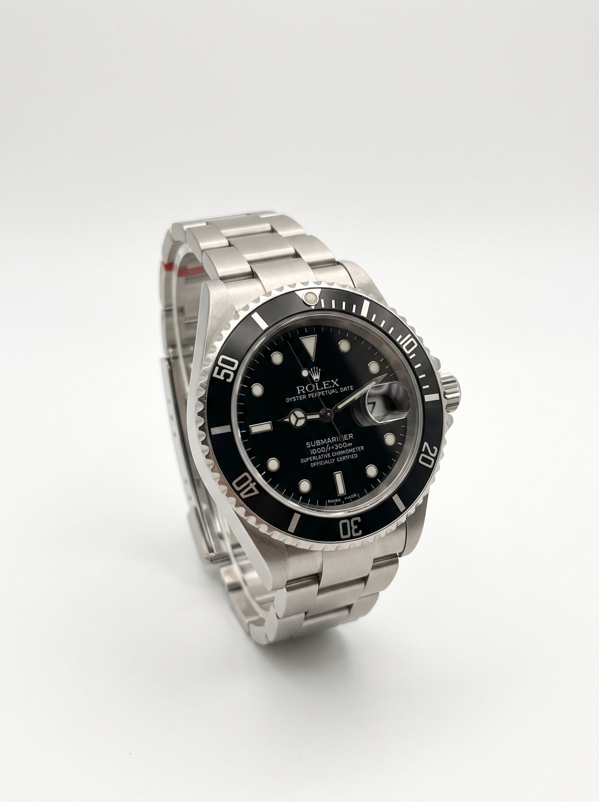 Rolex Submariner Date 16610LN, montre de plongée en état exceptionnel, cadran noir et boîtier acier.