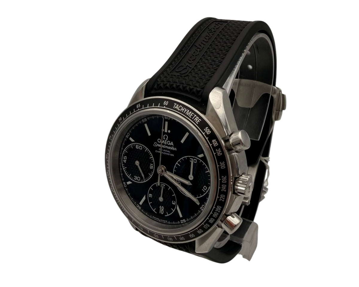 Omega Speedmaster Racing Co-Axial 326.32.40.50.01.001 montre sportive avec boîte en acier et bracelet en caoutchouc noir.