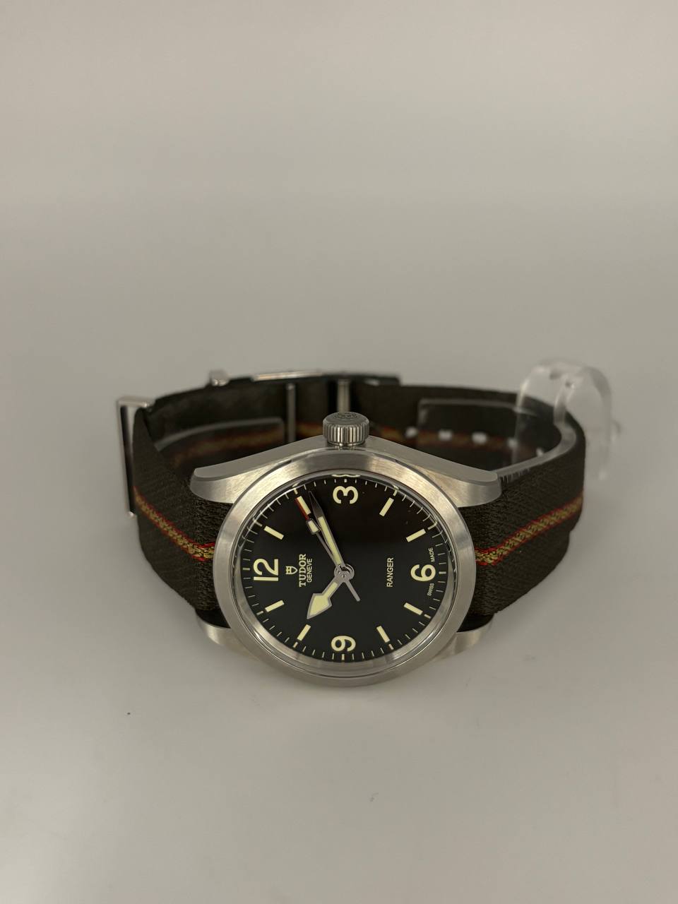 Tudor Ranger 79930 – Détail du cadran noir bombé