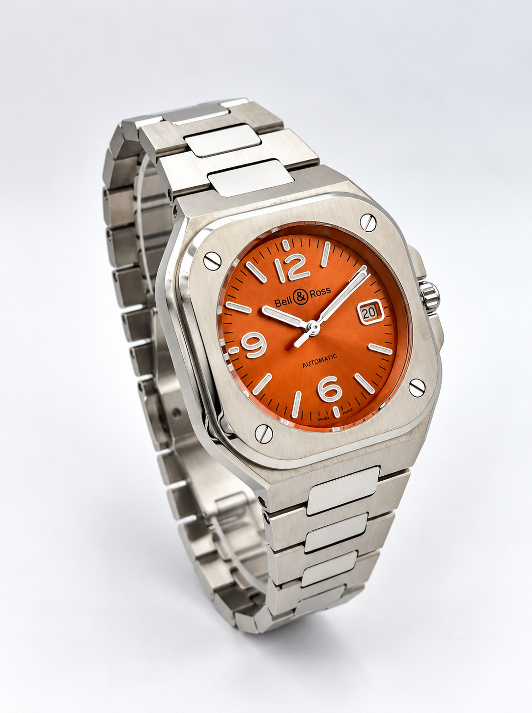 Vue du côté droit de la montre Bell & Ross BR 05A, mettant en valeur la couronne et les lignes géométriques du boîtier.