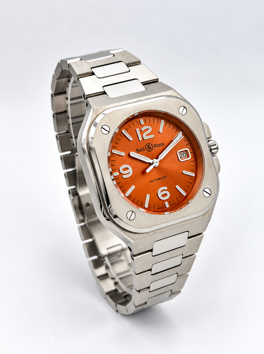 Vue du côté droit de la montre Bell & Ross BR 05A, mettant en valeur la couronne et les lignes géométriques du boîtier.