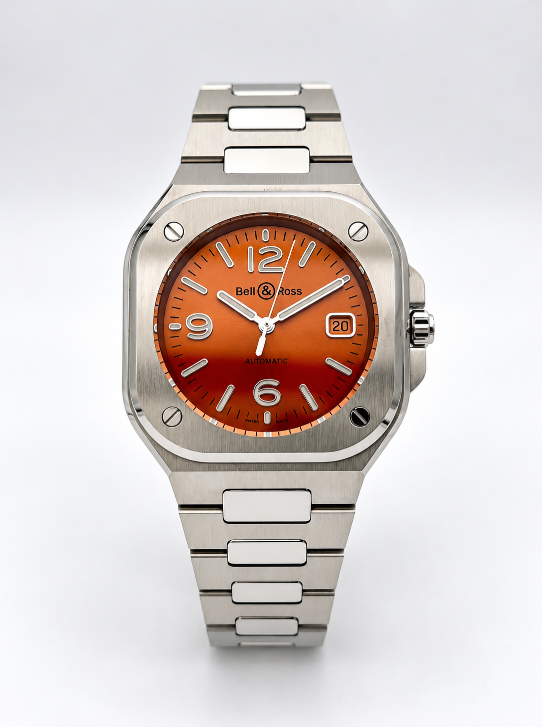 Montre Bell & Ross BR 05A vue de face, avec boîtier carré aux angles arrondis et design contemporain.