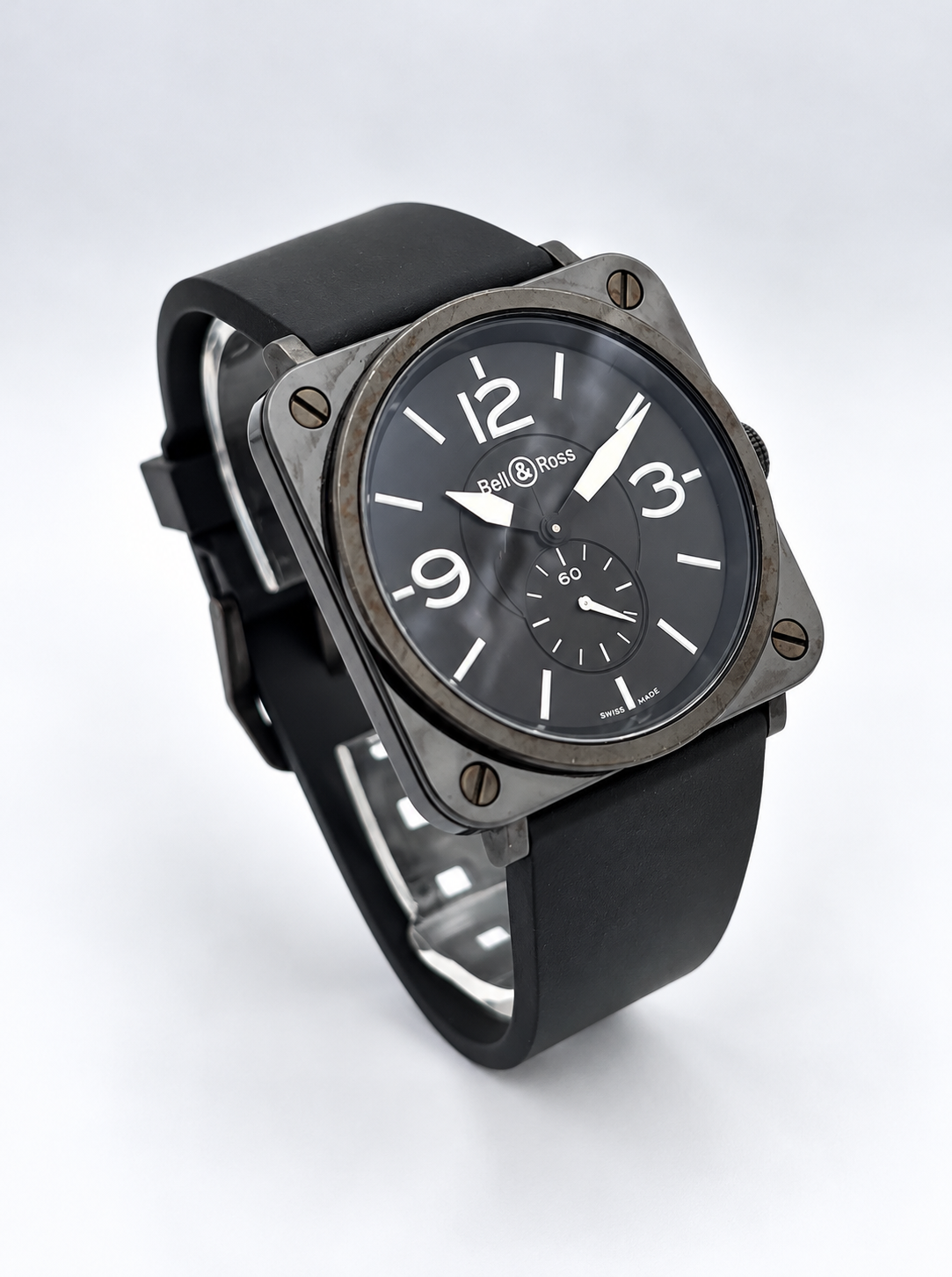 Vue du côté droit de la montre Bell & Ross BRS-98, mettant en valeur la couronne et les lignes géométriques du boîtier.