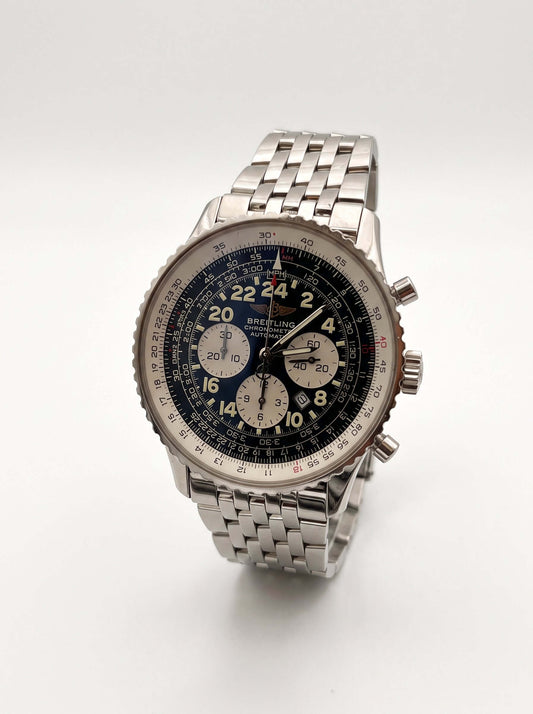 Vue du côté gauche de la montre Breitling Navitimer Cosmonaute A22322, mettant en valeur le profil du boîtier.