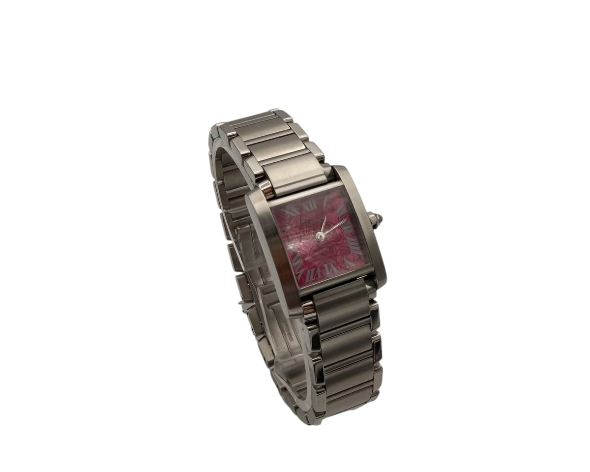 Vue du côté droit de la Cartier Tank Française Framboise 2384, mettant en valeur la couronne et le profil du boîtier.