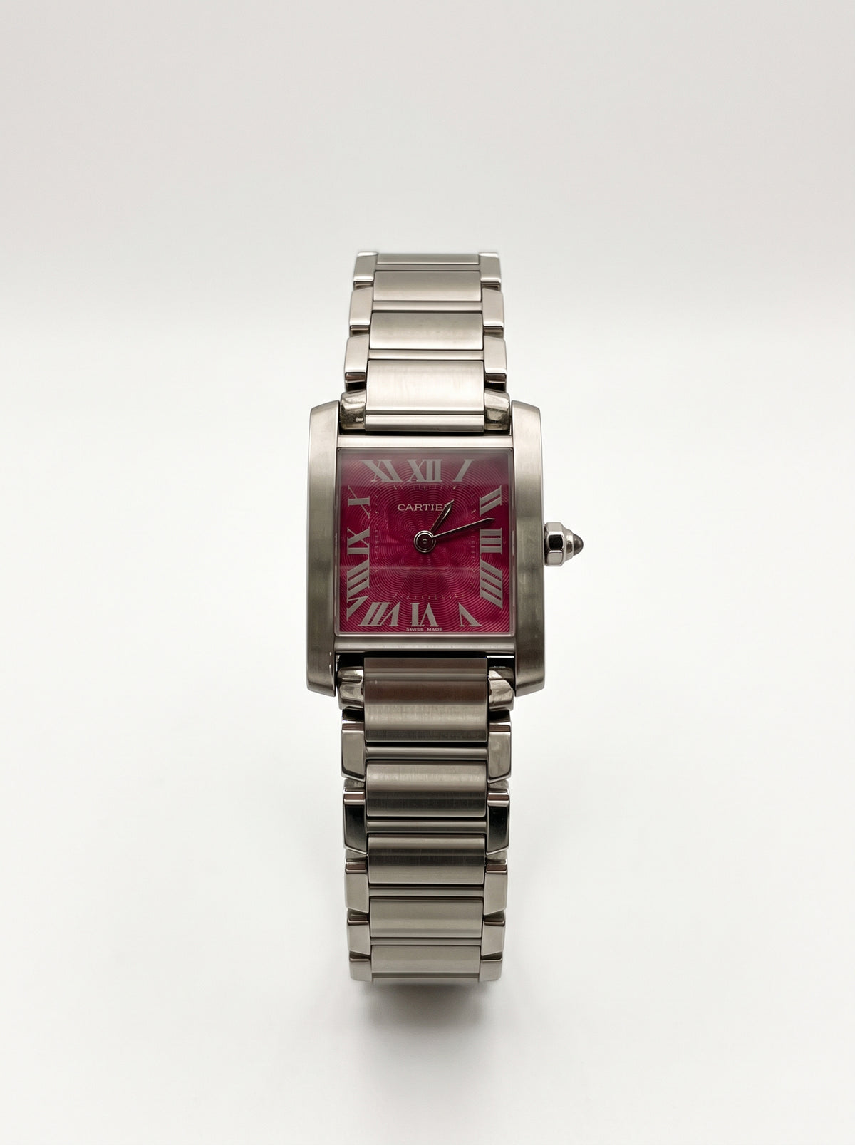 Cartier Tank Française Framboise réf. 2384 vue de face, montre à boîtier rectangulaire et cadran couleur framboise.