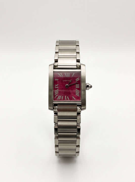 Cartier Tank Française Framboise réf. 2384 vue de face, montre à boîtier rectangulaire et cadran couleur framboise.
