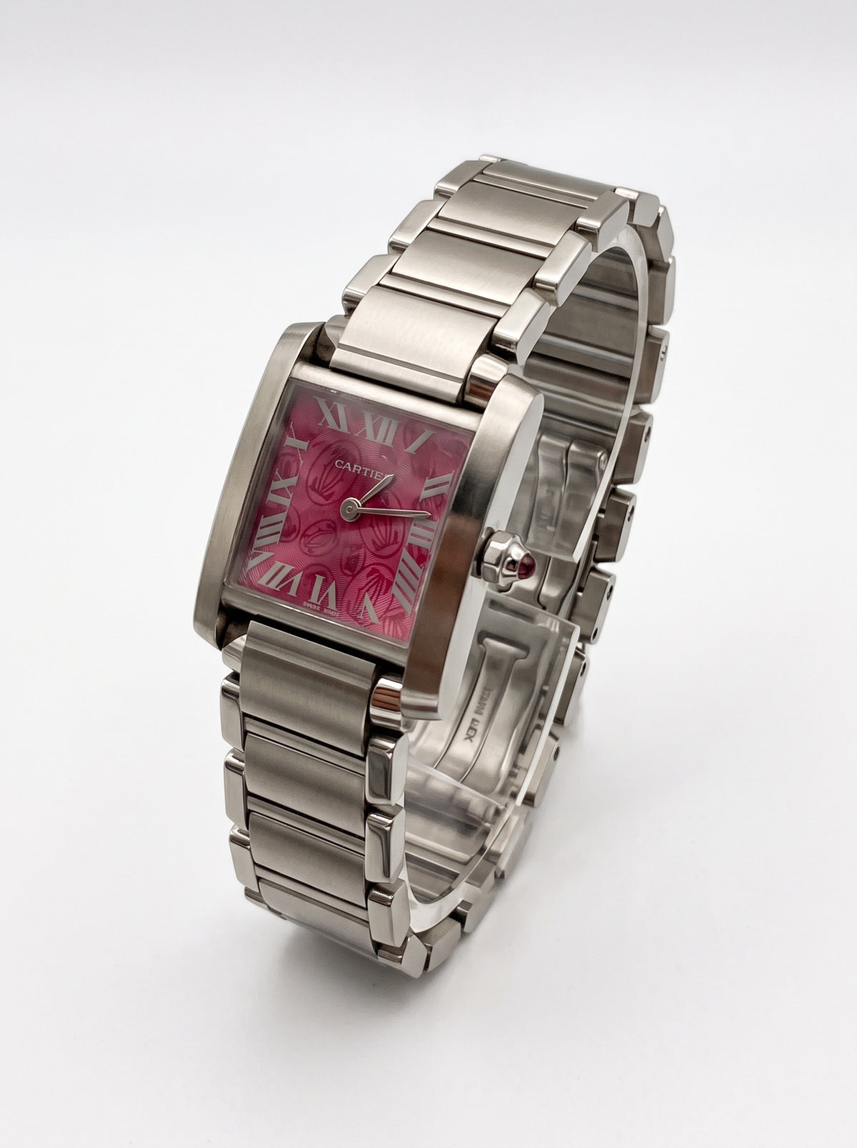 Vue du côté gauche de la Cartier Tank Française Framboise réf. 2384, présentant le profil du boîtier rectangulaire.