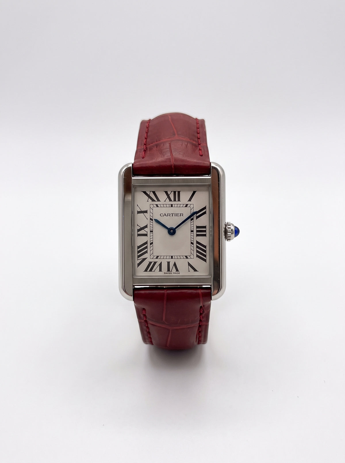 Montre Cartier Tank Solo Petit Modèle 3170 avec cadran en argent et bracelet en cuir rouge.