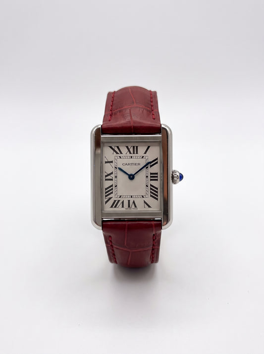Montre Cartier Tank Solo Petit Modèle 3170 avec cadran en argent et bracelet en cuir rouge.