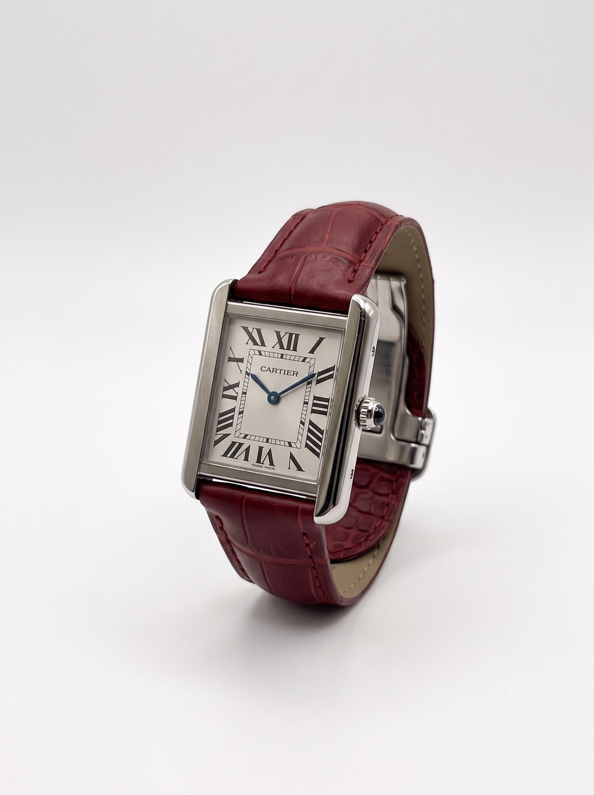 Vue du côté gauche de la Cartier Tank Solo Petit Modèle réf. 3170, présentant le profil élégant de son boîtier rectangulaire.