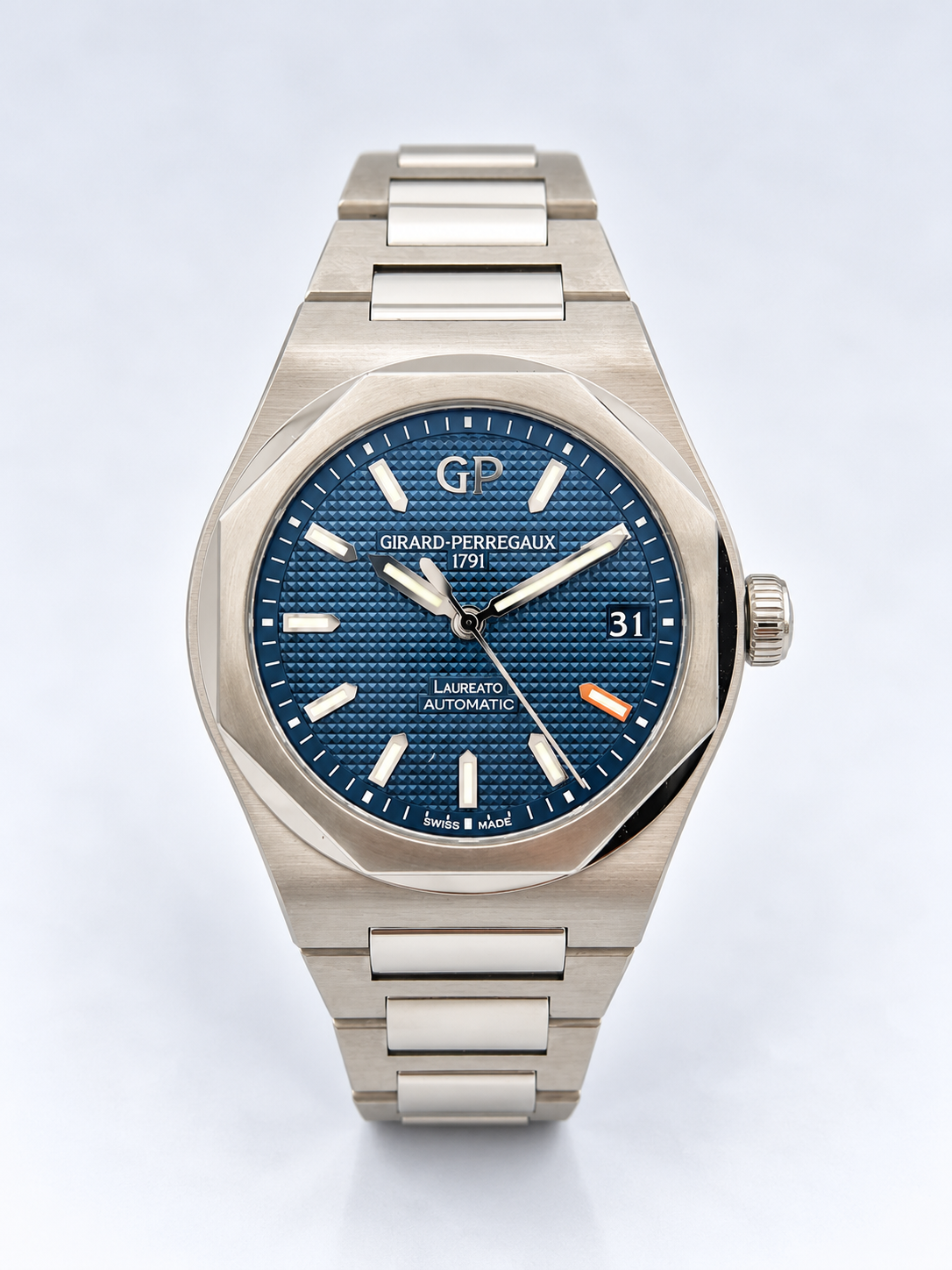 Girard-Perregaux Laureato 81010 – vue de face et lunette octogonale