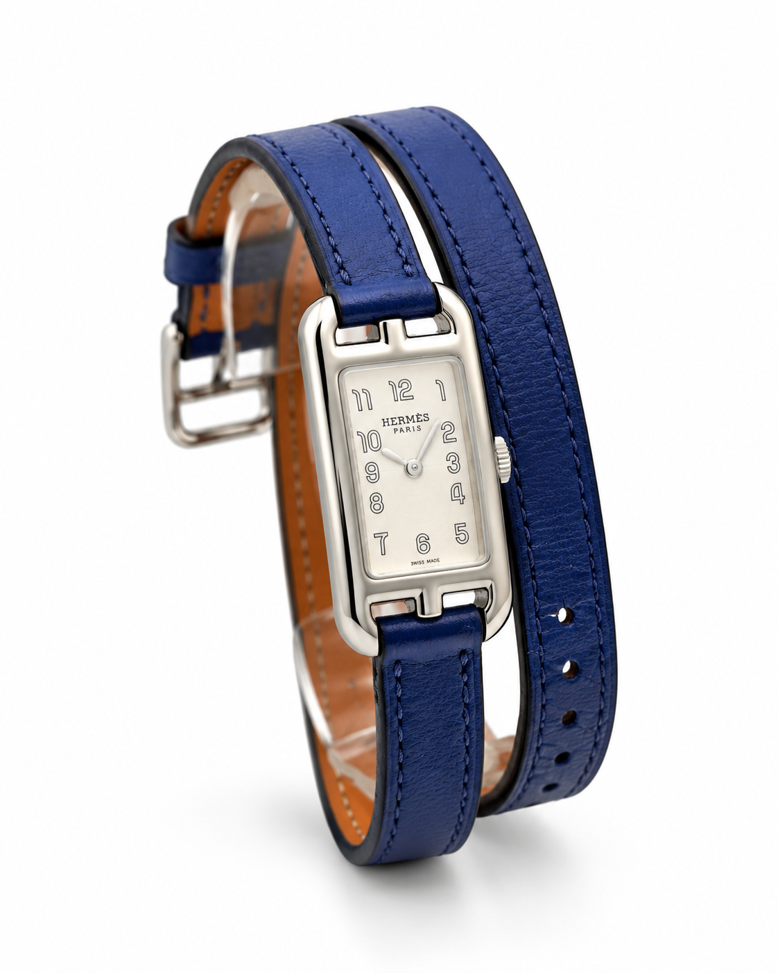 Vue du côté droit de la montre Hermès Nantucket, mettant en valeur la couronne de remontoir et les lignes du boîtier.