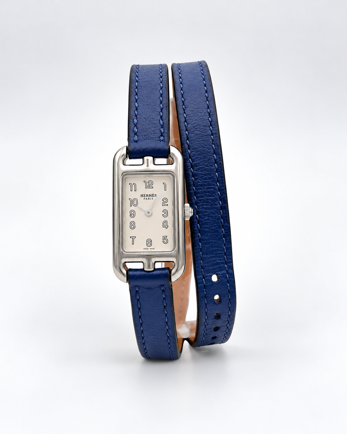 Montre Hermès Nantucket vue de face, avec boîtier aux lignes ovales, cadran raffiné et design emblématique de la maison Hermès.