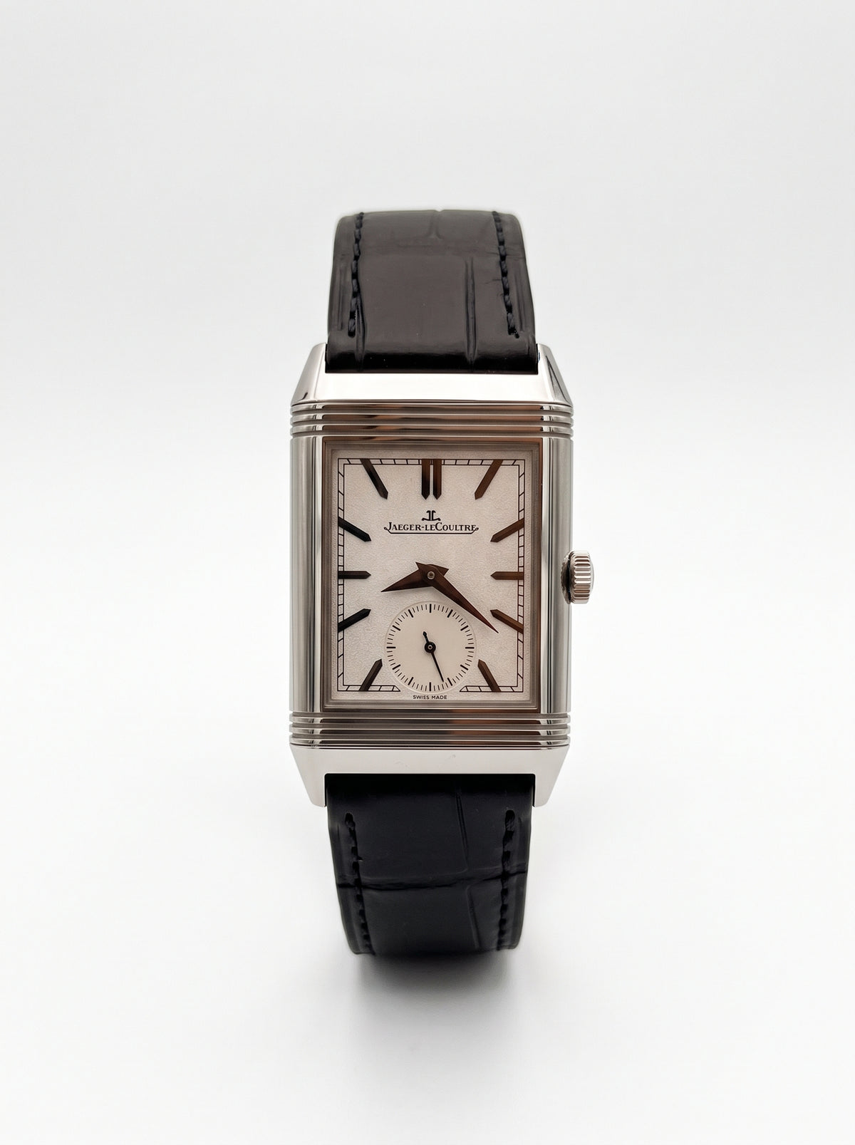 Jaeger-LeCoultre Reverso Tribute Duoface Q3908420 vue de face, montre rectangulaire avec cadran principal et boîtier réversible.