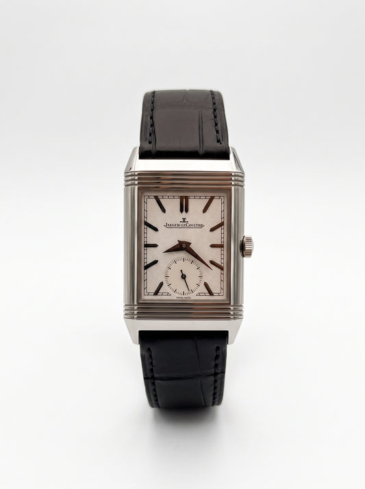 Jaeger-LeCoultre Reverso Tribute Duoface Q3908420 vue de face, montre rectangulaire avec cadran principal et boîtier réversible.