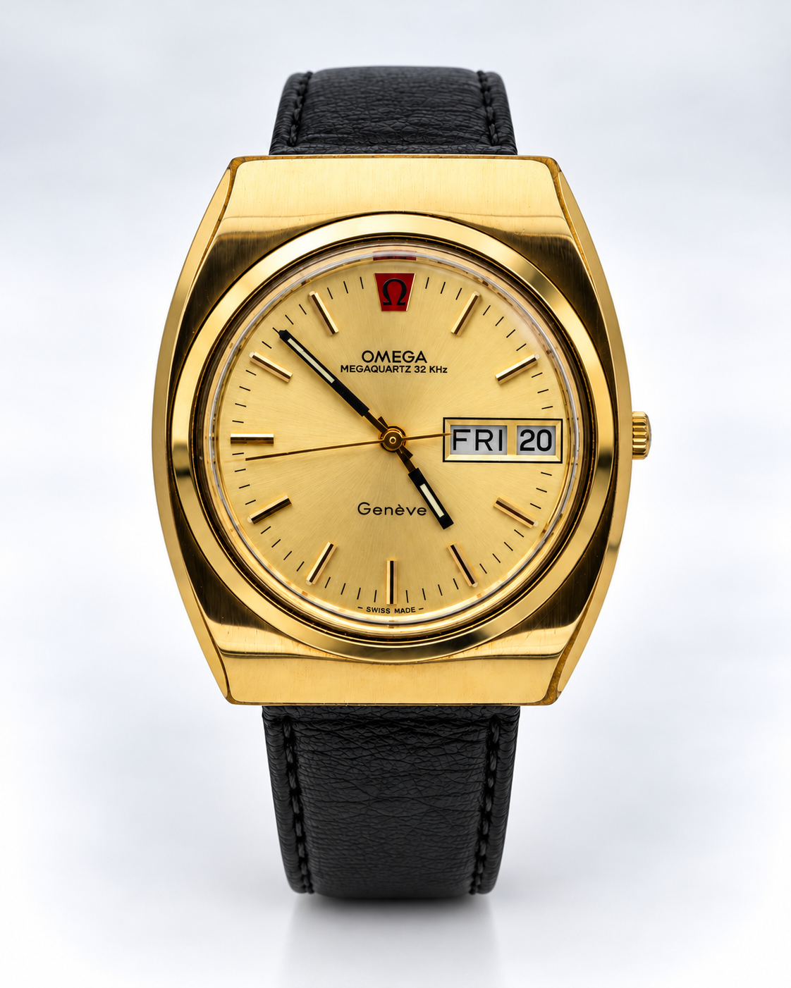 Montre Omega Megaquartz Day-Date vintage des années 1970 vue de face, avec cadran à double affichage du jour et de la date.