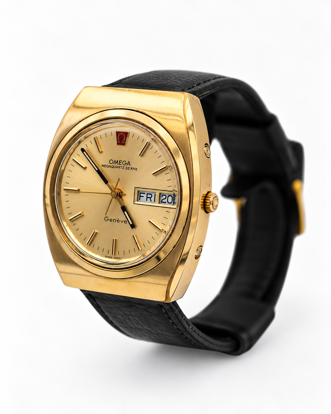 Vue du côté gauche de la montre Omega Megaquartz Day-Date des années 1970, présentant le profil du boîtier vintage.