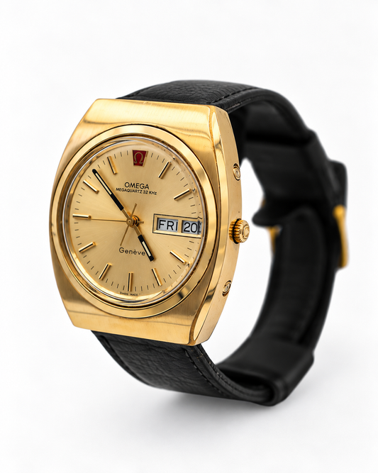 Vue du côté gauche de la montre Omega Megaquartz Day-Date des années 1970, présentant le profil du boîtier vintage.