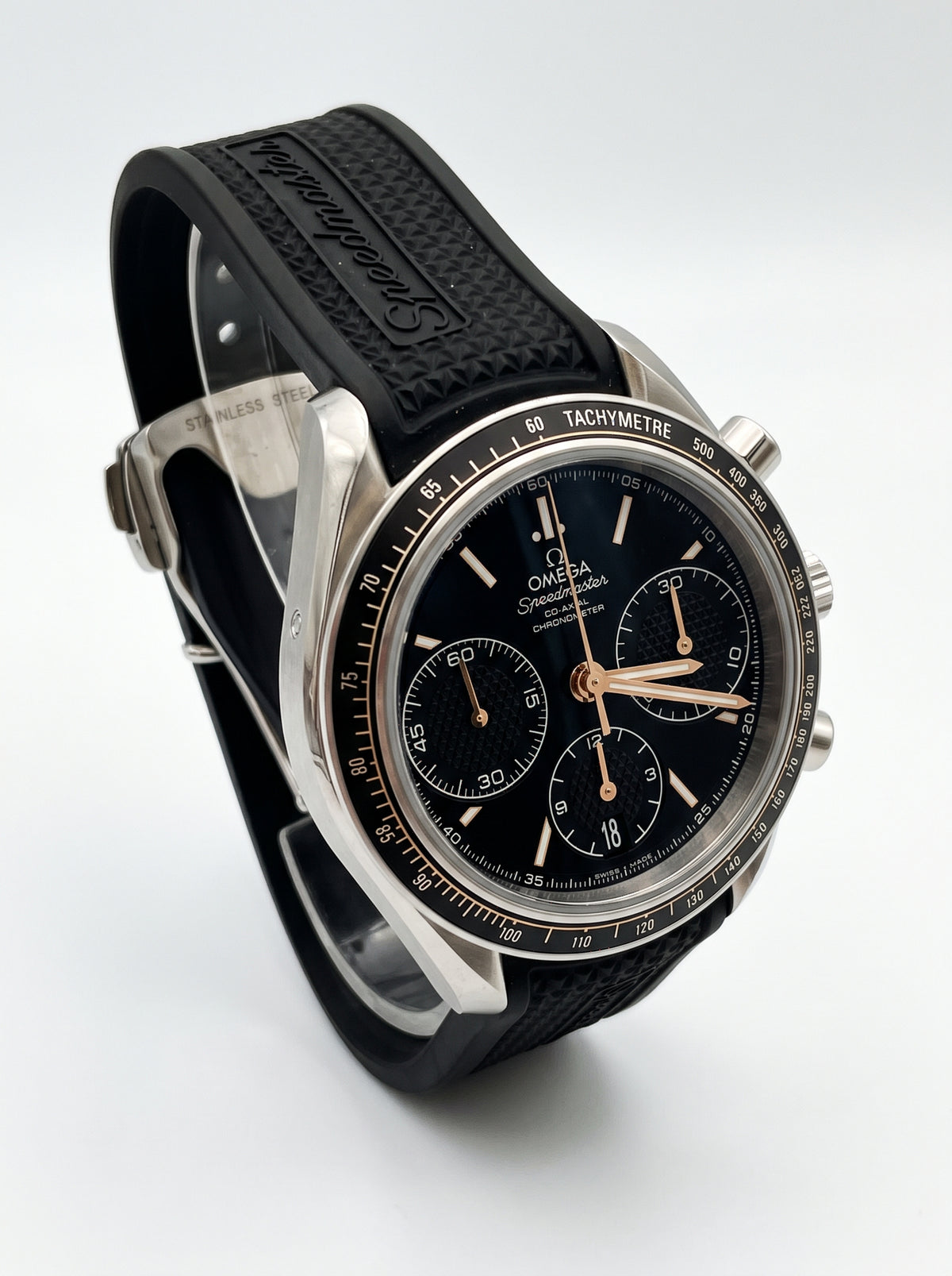 Omega Speedmaster Racing Co-Axial 326.32.40.50.01.001 sur bracelet en caoutchouc noir avec cadran noir.