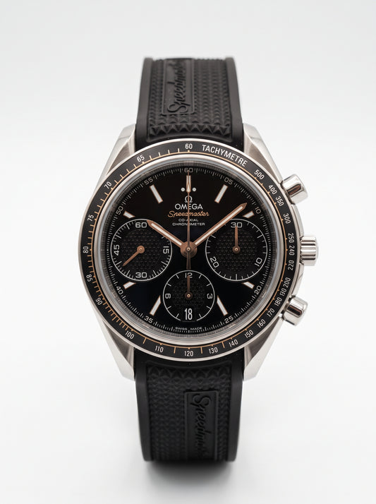 Omega Speedmaster Racing Co-Axial 326.32.40.50.01.001 sur fond blanc, cadran noir et bracelet en caoutchouc.