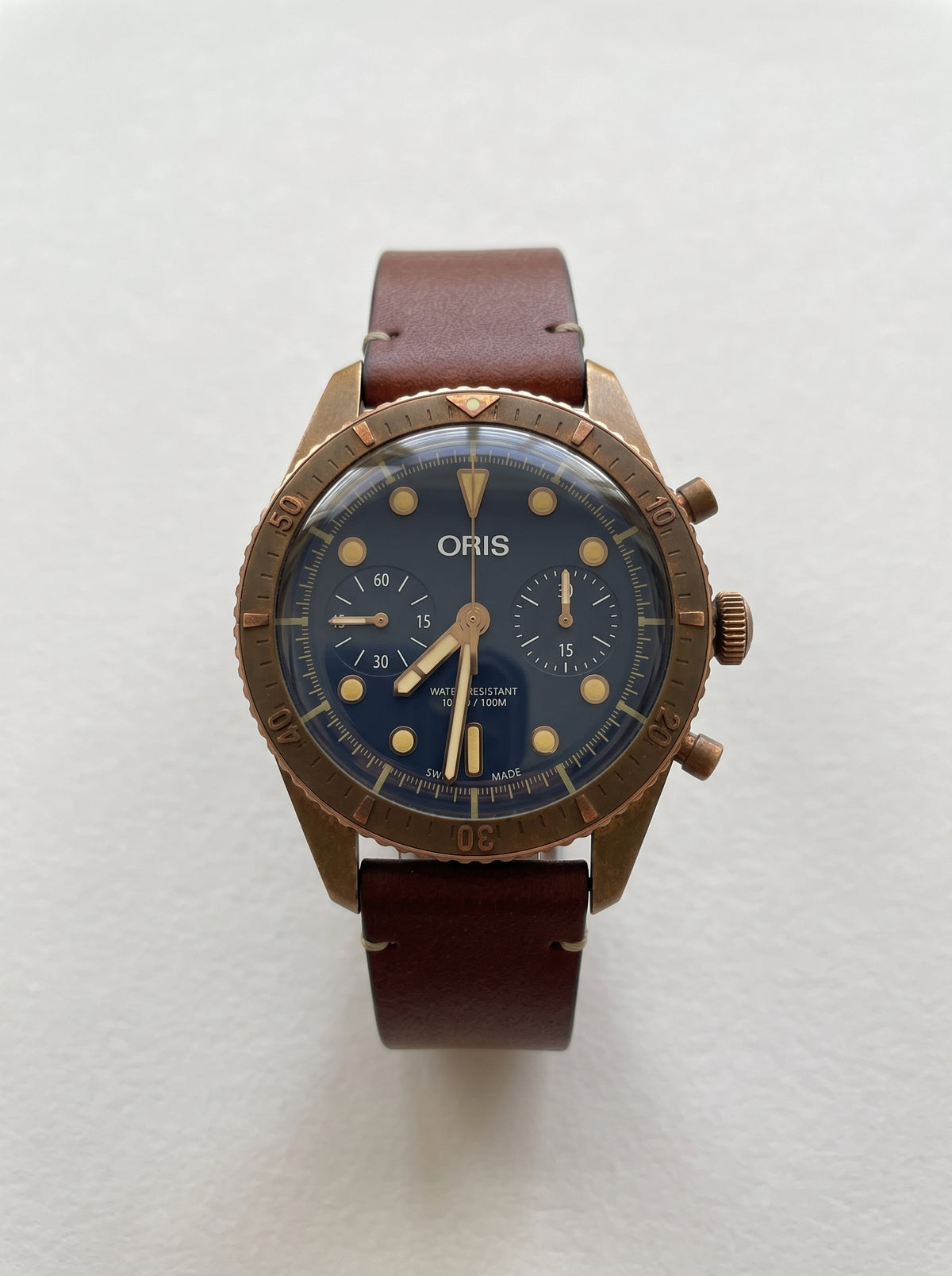 Oris Carl Brashear Chronograph – vue de face, cadran bleu et boîtier bronze