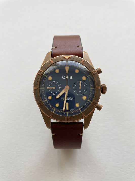 Oris Carl Brashear Chronograph – vue de face, cadran bleu et boîtier bronze