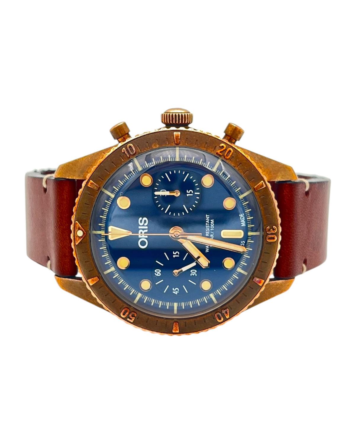 Oris Carl Brashear Chronograph – détail du cadran bleu et des compteurs