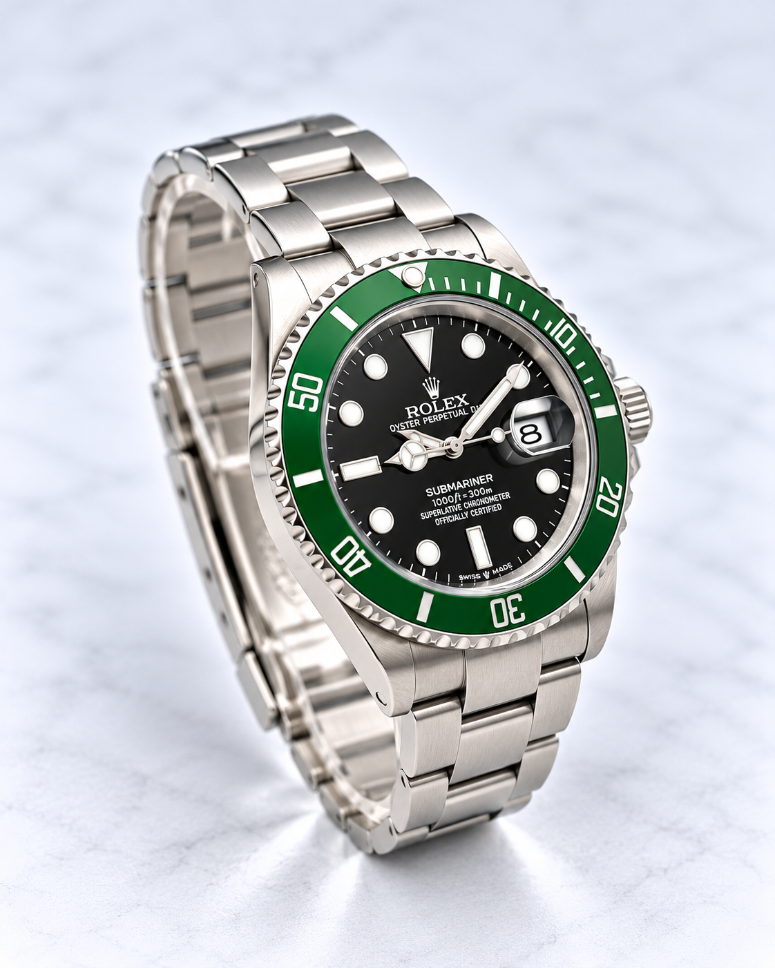 Vue du côté droit de la Rolex Submariner Kermit, mettant en valeur la couronne vissée et les protections du boîtier