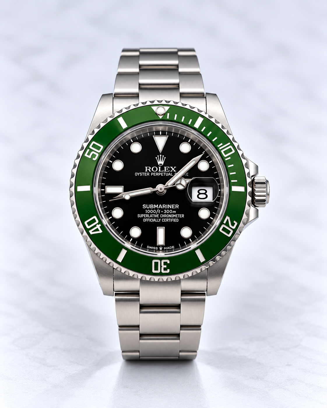 Montre Rolex Submariner Kermit vue de face, avec cadran noir, lunette verte et boîtier Oyster en acier inoxydable