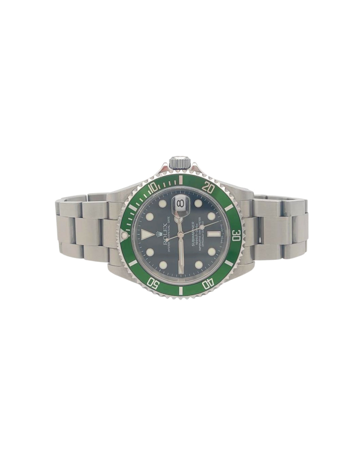 Montre Rolex Submariner Kermit vue de face, avec cadran noir, lunette verte et boîtier Oyster en acier inoxydable