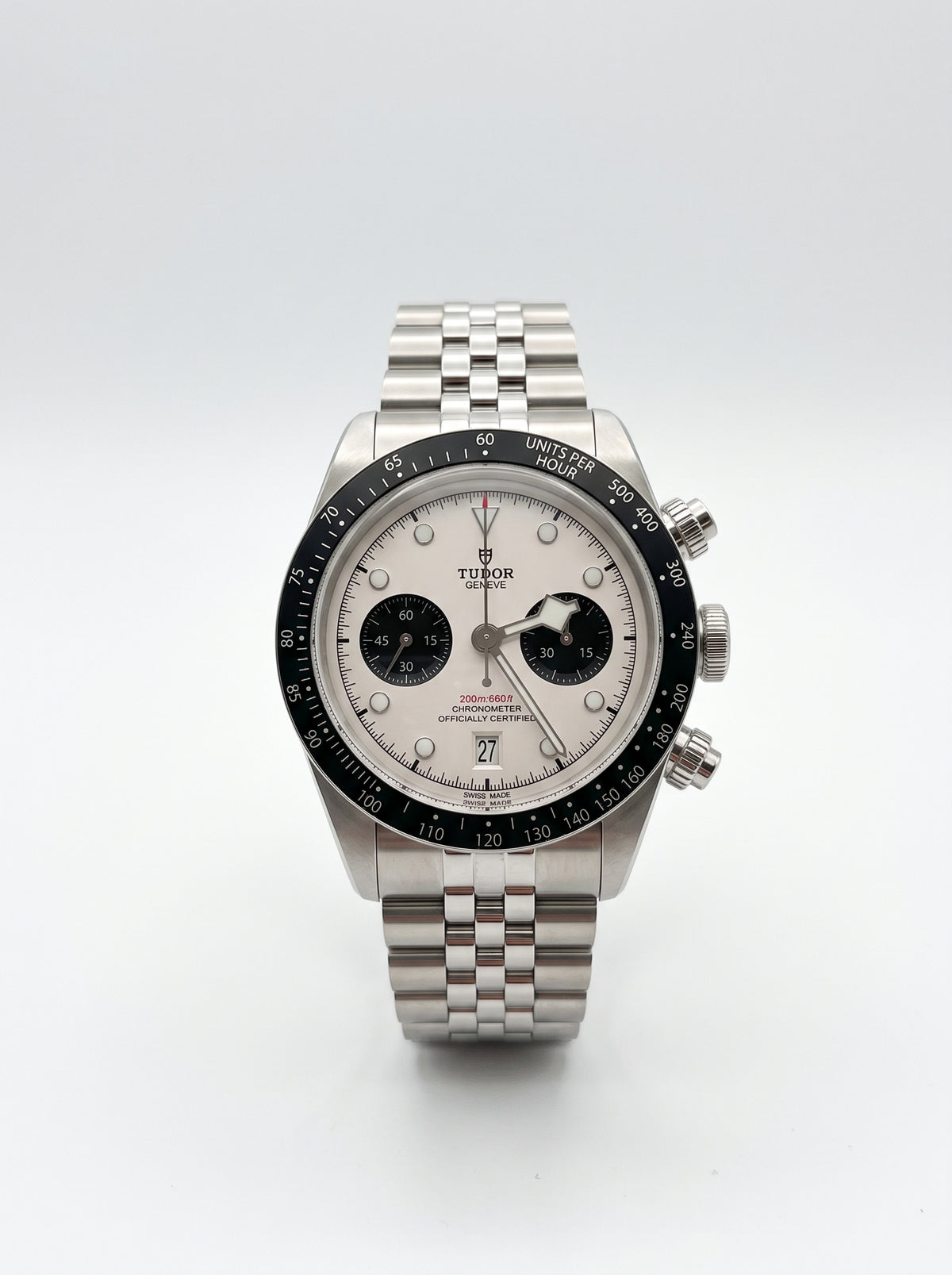 Montre Tudor Black Bay Chrono Panda 79360N vue avant, cadran opalin et lunette noire, bracelet en acier.