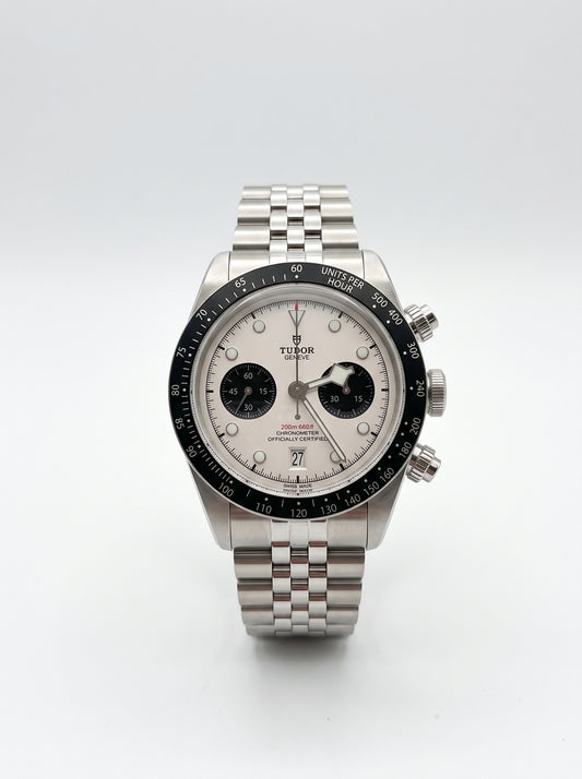 Montre Tudor Black Bay Chrono Panda 79360N vue avant, cadran opalin et lunette noire, bracelet en acier.