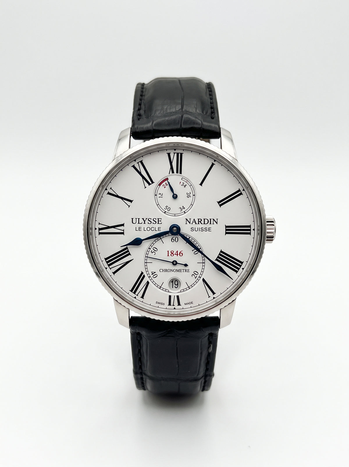 Montre Ulysse Nardin Marine Torpilleur vue de face, cadran avec petite seconde à 6 heures et indicateur de réserve de marche à 12 heures.