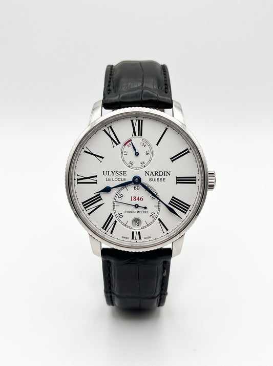 Montre Ulysse Nardin Marine Torpilleur vue de face, cadran avec petite seconde à 6 heures et indicateur de réserve de marche à 12 heures.