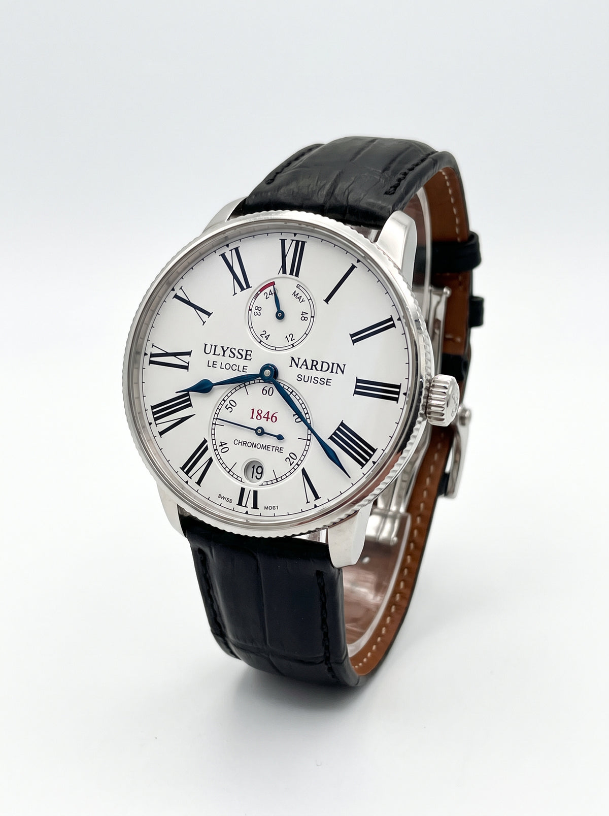 Vue du côté gauche de la montre Ulysse Nardin Marine Torpilleur, présentant le profil du boîtier et sa lunette finement cannelée.
