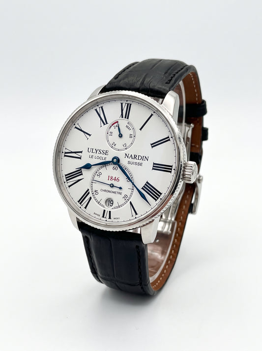 Vue du côté gauche de la montre Ulysse Nardin Marine Torpilleur, présentant le profil du boîtier et sa lunette finement cannelée.